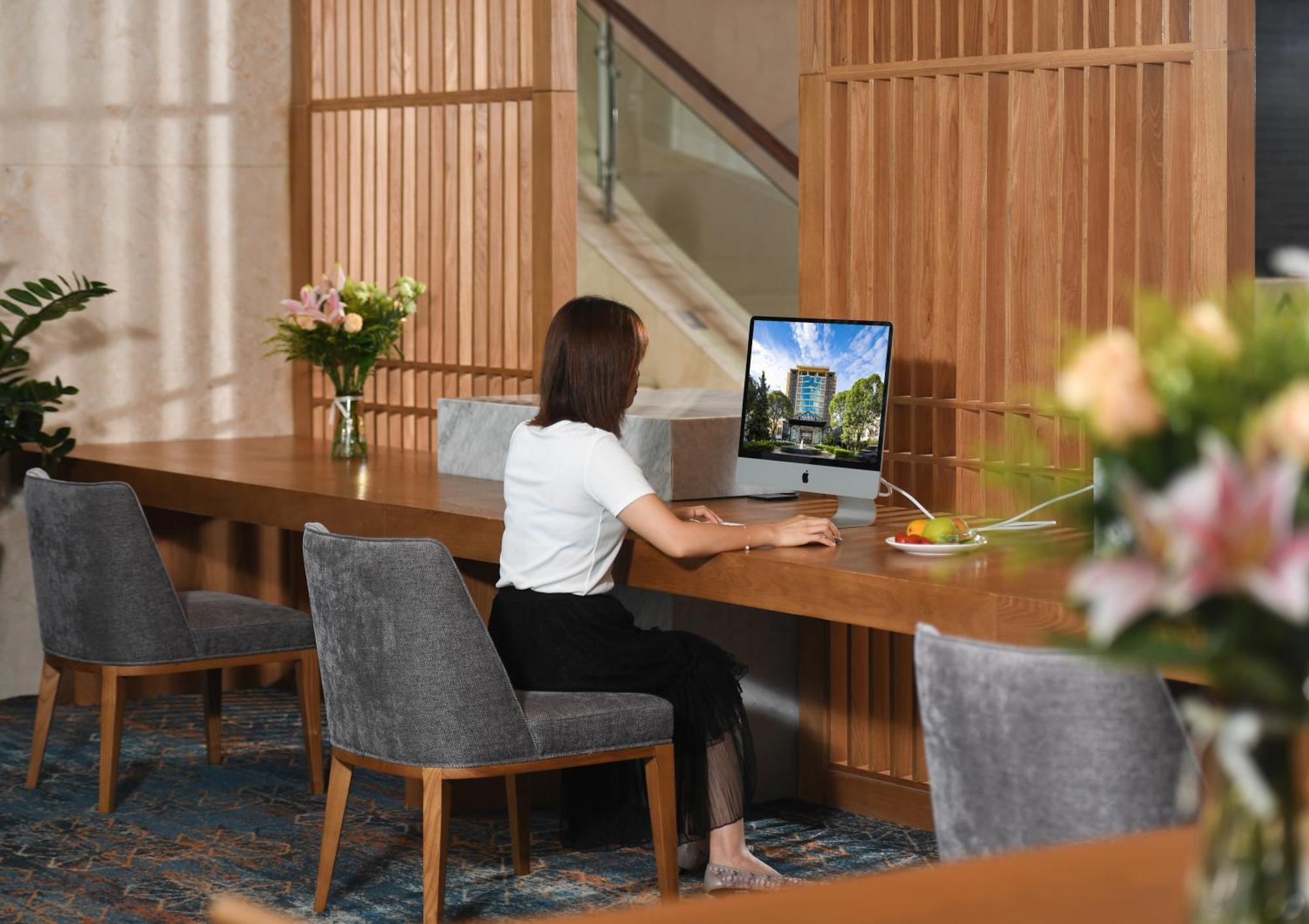 Mehood Lestie International Hotel Nancun Wanbo Metro Station Branch - Free Shuttle Bus To Canton Fair Complex During Canton Fair Period & Free Breakfast & Free Afternoon Tea & Free Midnight Snack & Free Vpn Internet Access Extérieur photo